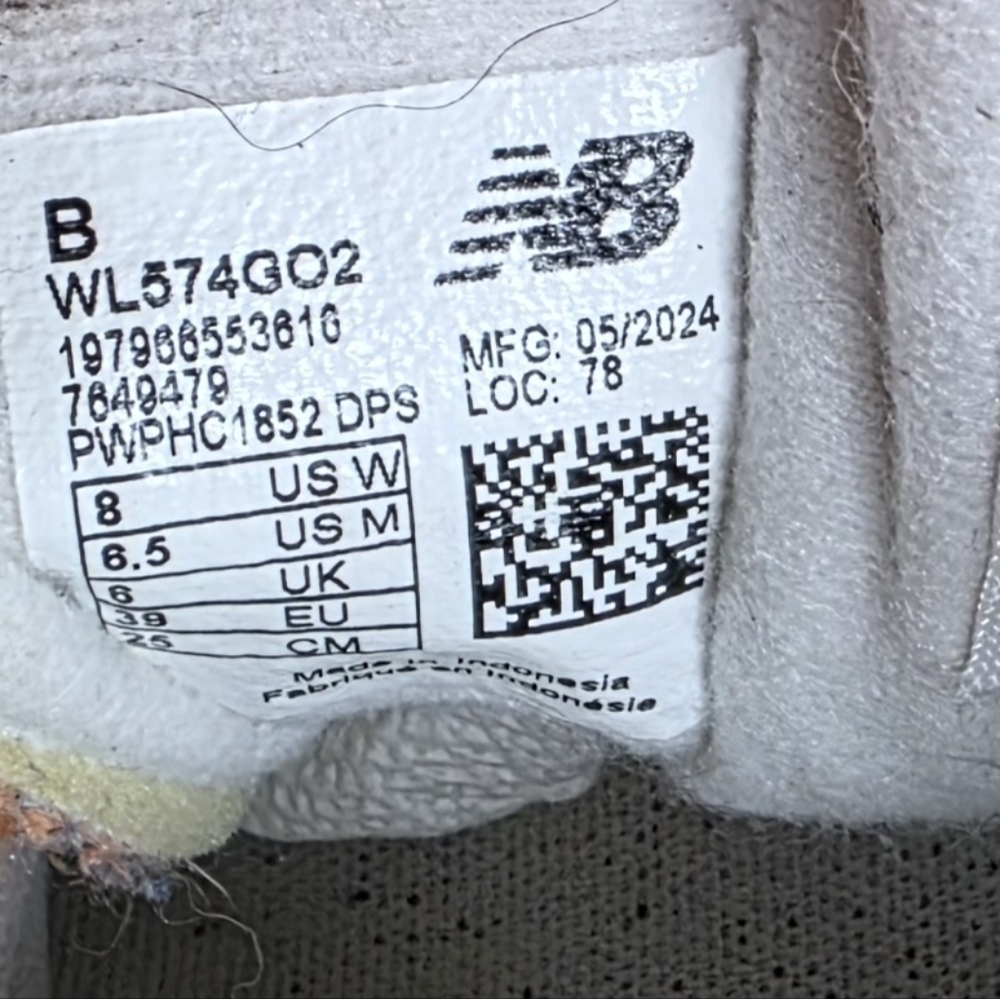 WomensNew Balance Orange Sneakers, Size 8 - Picture 3 of 5